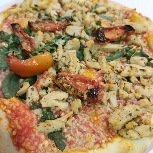 Detalle de la pizza vegana Mercadona preparada